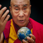La pleine conscience du bonheur – Un voyage avec le Dalaî Lama – DIMANCHE 29 MARS – 18H + Echange avec les Shangas de Pessac et du Bassin d&rsquo;Arcachon