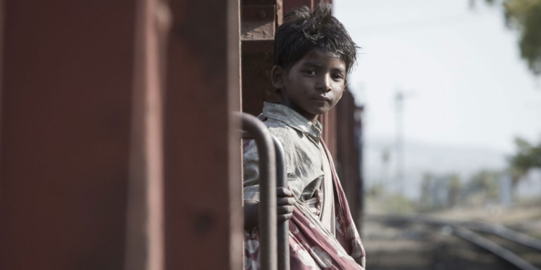 Lire la suite à propos de l’article Lion – MARDI 19 MAI – 14H30 + Echange convivial et gourmand – en VO sous-titrée français